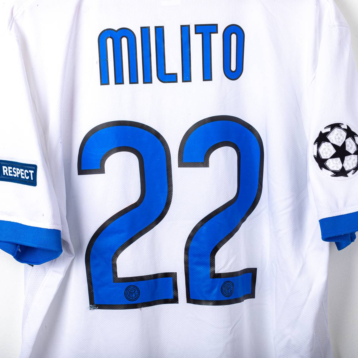 2009/2010 Inter Away Shirt Nike Milito 22 UEFA Respect