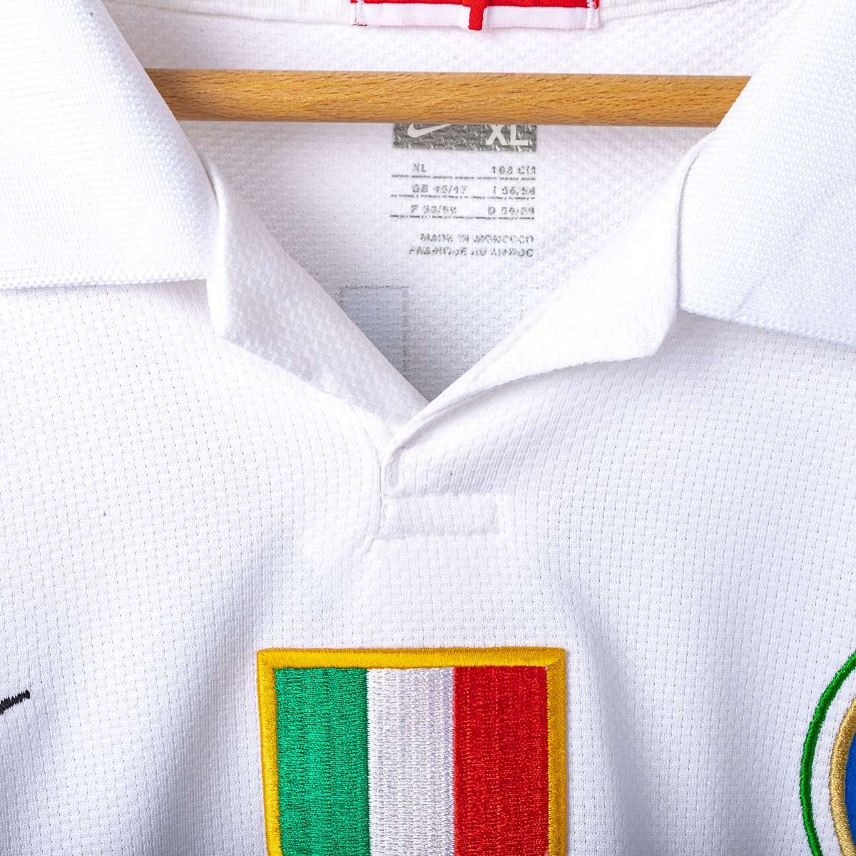 2009/2010 Inter Away Shirt Nike Milito 22 UEFA Respect