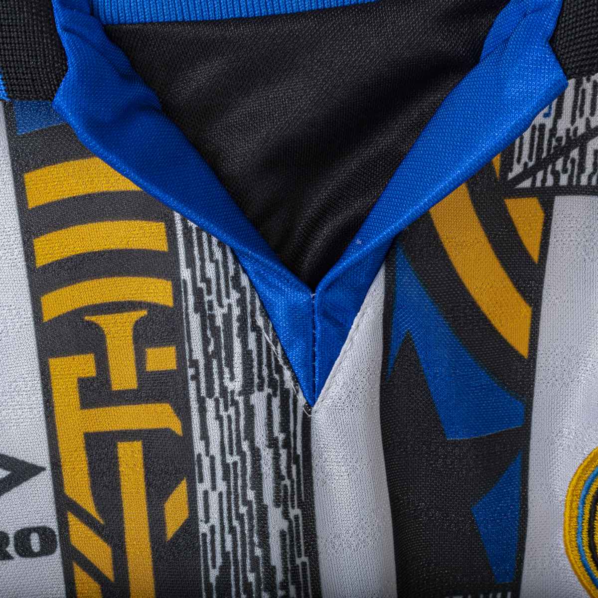 Inter Umbro Pirelli R. Carlos 6 Away Shirt 1995/1996
