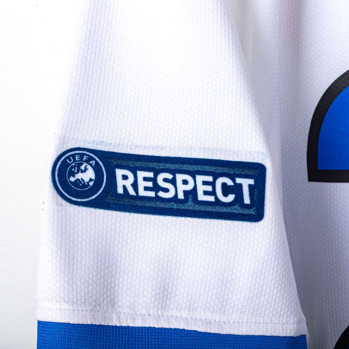 2009/2010 Inter Away Shirt Nike Milito 22 UEFA Respect