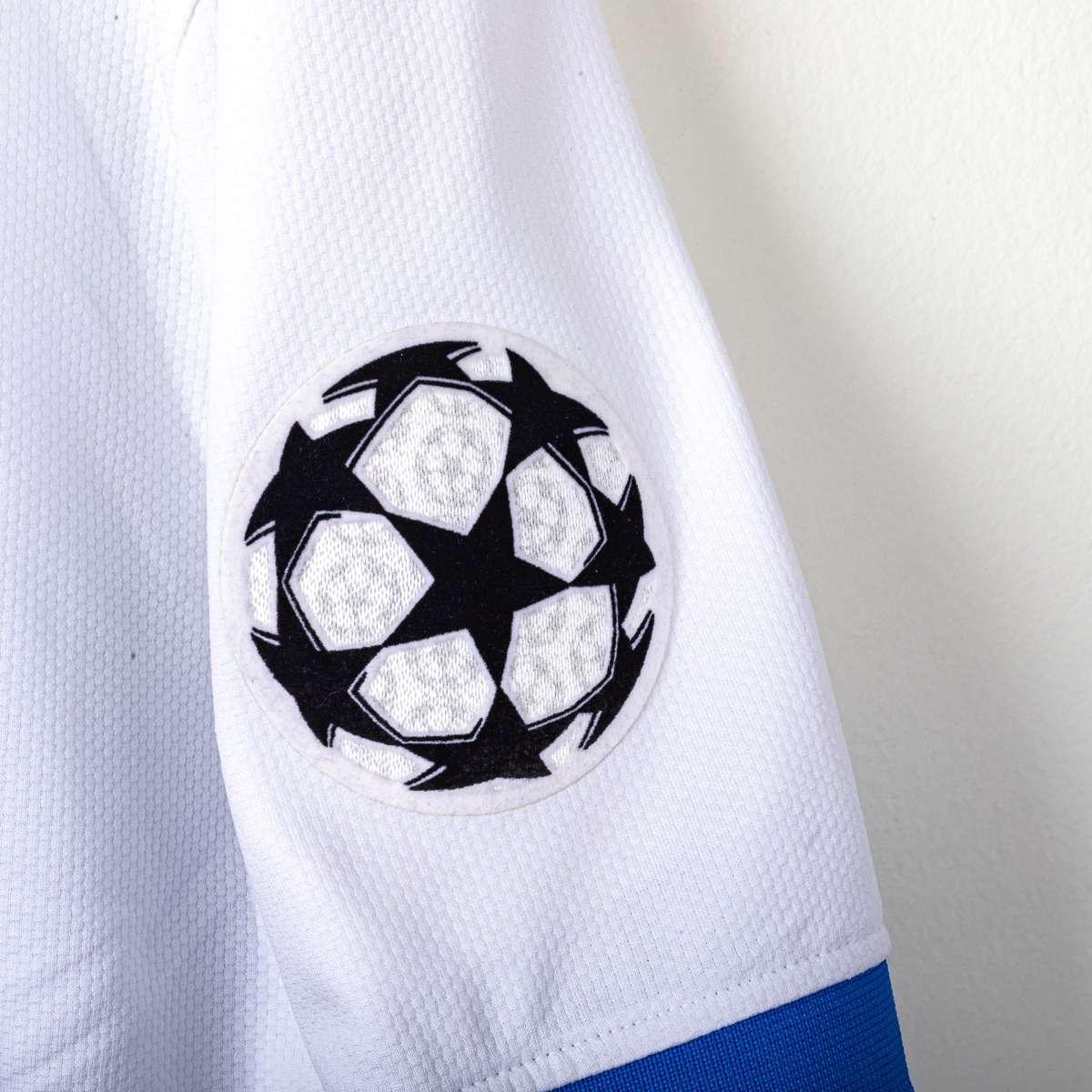 2009/2010 Inter Away Shirt Nike Milito 22 UEFA Respect