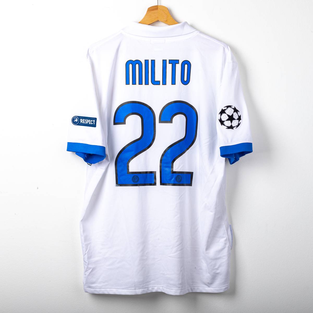 2009/2010 Inter Away Shirt Nike Milito 22 UEFA Respect