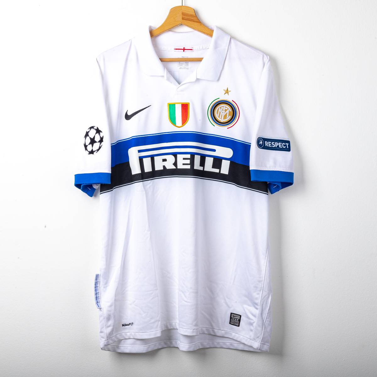 2009/2010 Inter Away Shirt Nike Milito 22 UEFA Respect