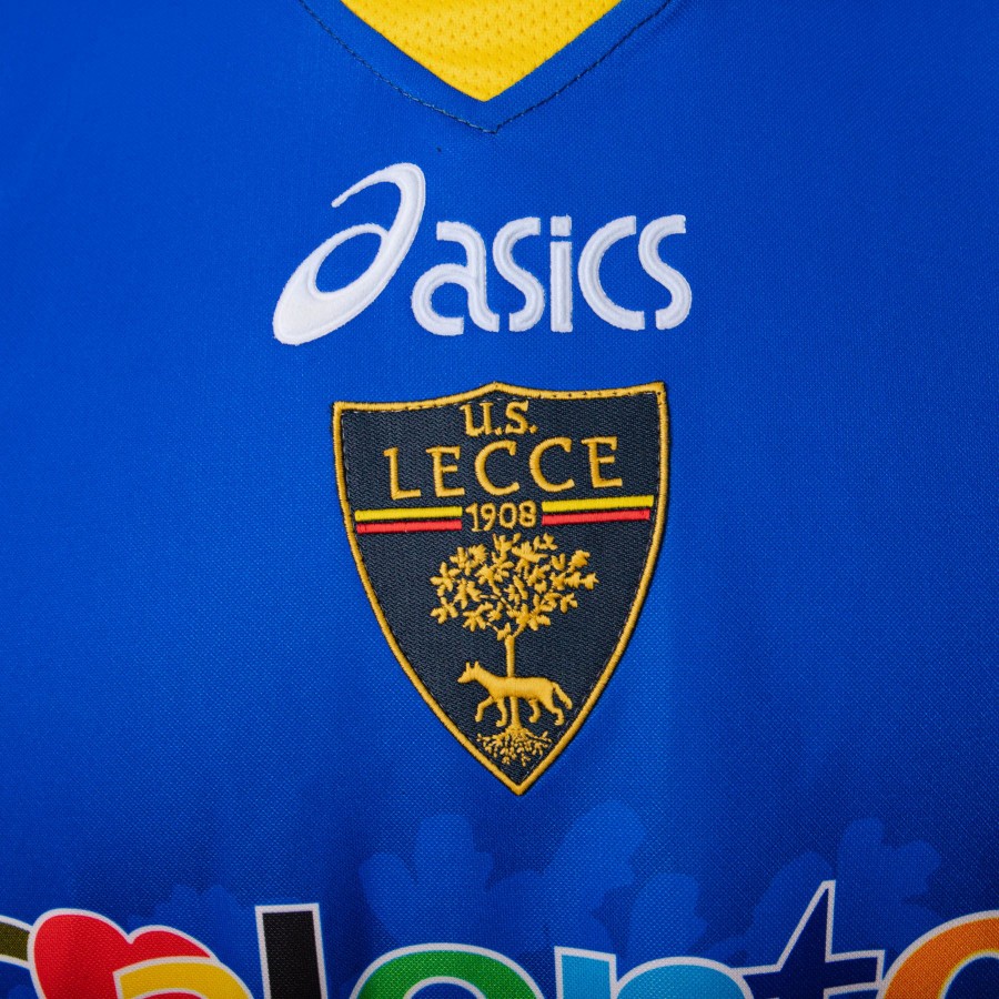 Lecce deals third kit
