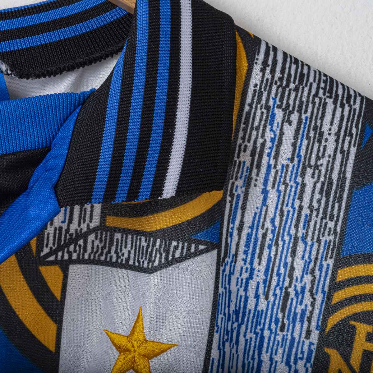 Inter Umbro Pirelli R. Carlos 6 Away Shirt 1995/1996