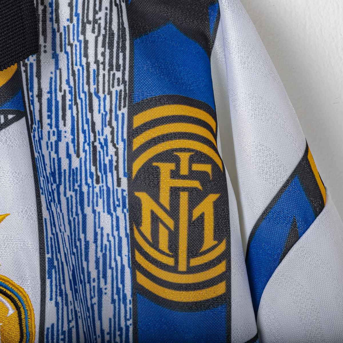 Inter Umbro Pirelli R. Carlos 6 Away Shirt 1995/1996