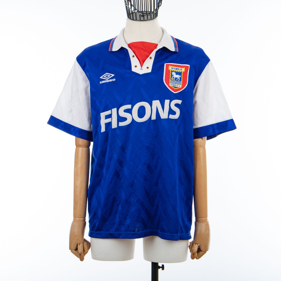 Sortie du troisième maillot 24-25 d'Ipswich Town - Footy Headlines FR